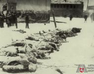 Unikali pokario nuotrauka, kurioje užfiksuoti Žagarės aikštėje išniekinti partizanų kūnai